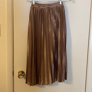 XL Midi skirt. Shiny. Flowy.